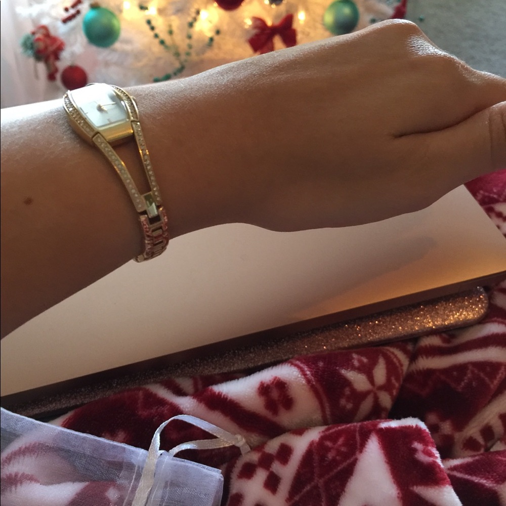 Guess Gold Watch - Picture 5 of 8